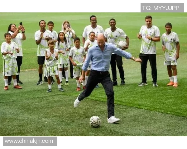 足球明星趣味瞬间大集合玩耍时刻尽显亲和力与活力